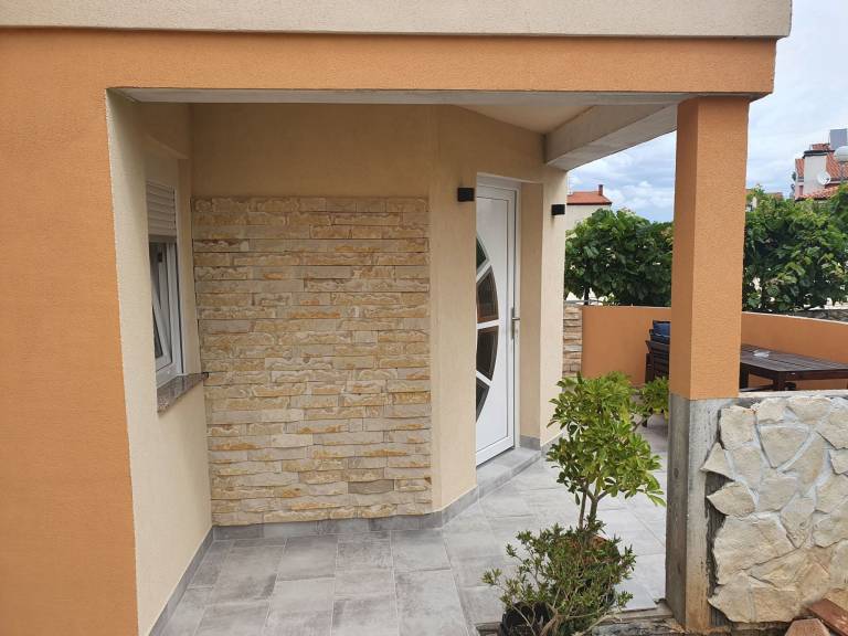 Rental apartment with patio & yard — photo 3
