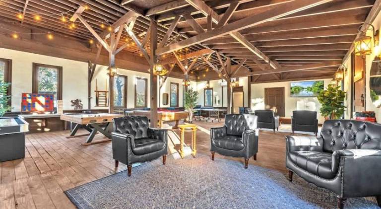 Vacation home with jacuzzi & barbeque — photo 3
