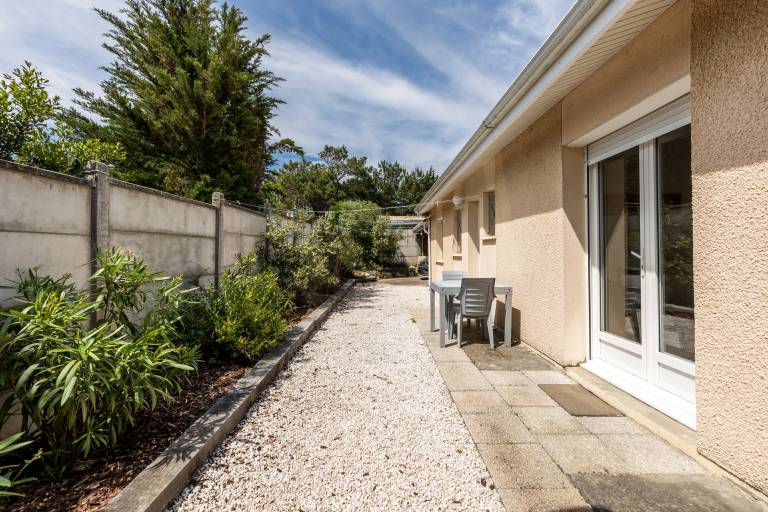 Family-friendly beautiful house with terrace, fast internet & yard | Garden view | Next to the beach | Suitable for remote work | Dogs allowed — photo 4