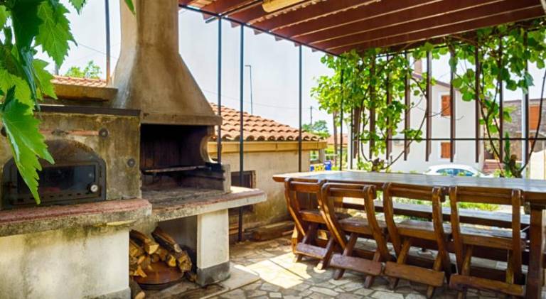 Holiday apartment with terrace, barbeque & yard — photo 3