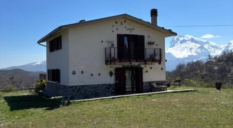 Villa with 3 rooms for 6 persons in Teramo