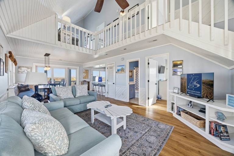 Shades of Blue Oceanfront Dog Friendly, Hot Tub Kill Devil Hills — photo 5