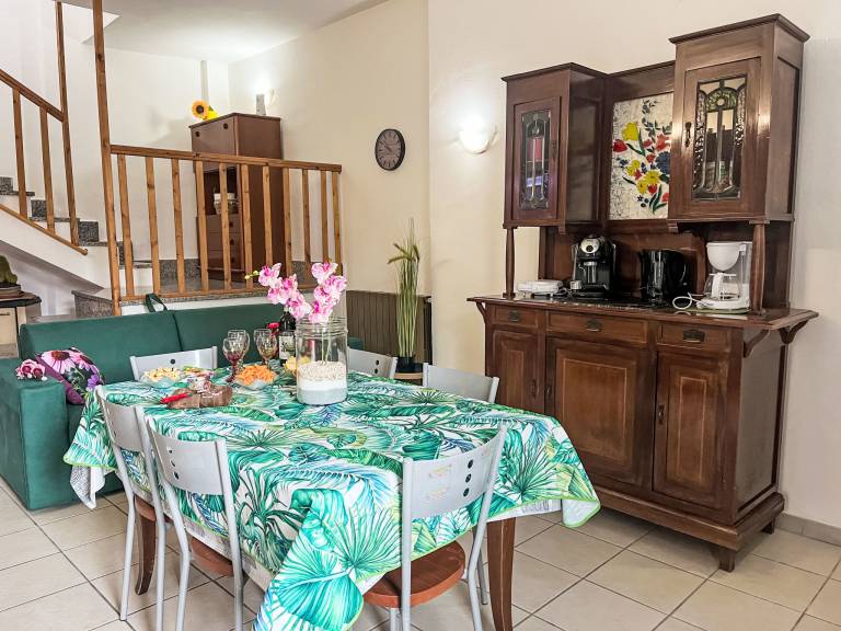 Rental apartment with patio, BBQ & yard — photo 3