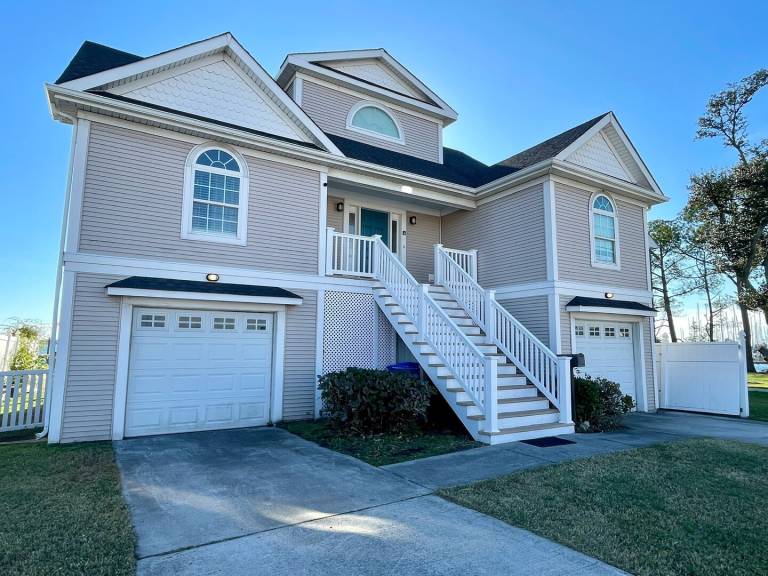 Big Waterfront House Amazing View and Swim Deck in Norfolk, VA