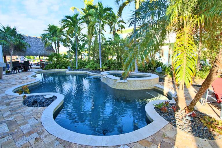 Villa with BBQ, hot tub & terrace | Water view — photo 2