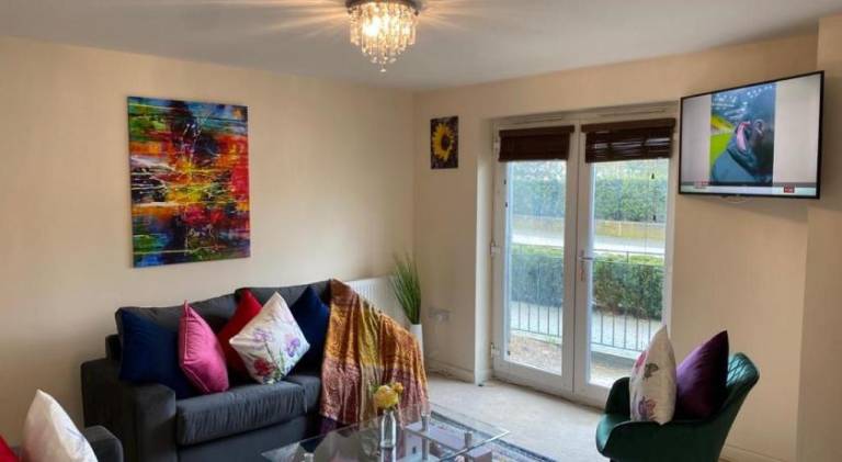 Exquisite Modern Homely 2 Bed Apartment with On-street Parking, Super Fast WIFI & 5 mins drive to Sc — photo 2