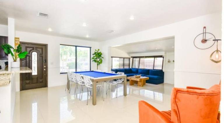 Villa with pool in Aventura, FL