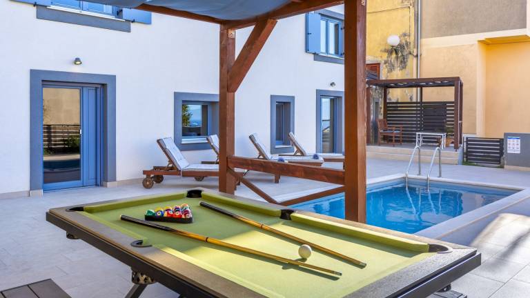 Villa with garden, BBQ & private pool — photo 3