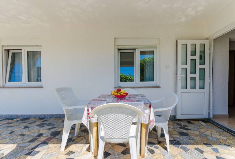 Apartment with garden, barbecue & patio | Garden view — photo 2