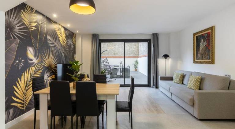 Serviced apartment with patio | Pet-friendly — photo 3