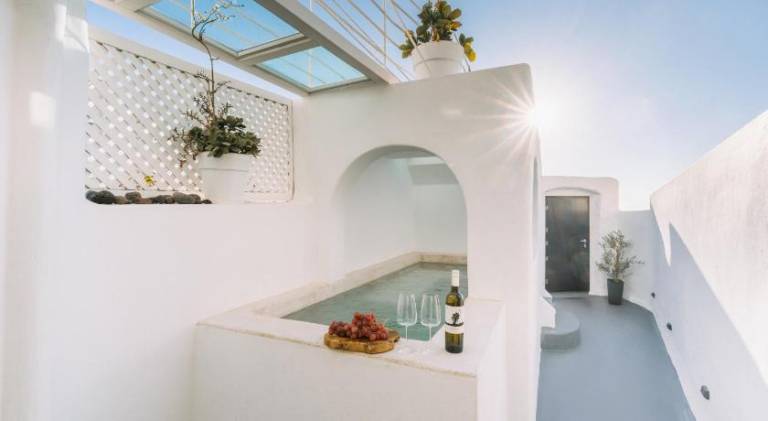 Villa with pool, hot tub & patio in Santorini