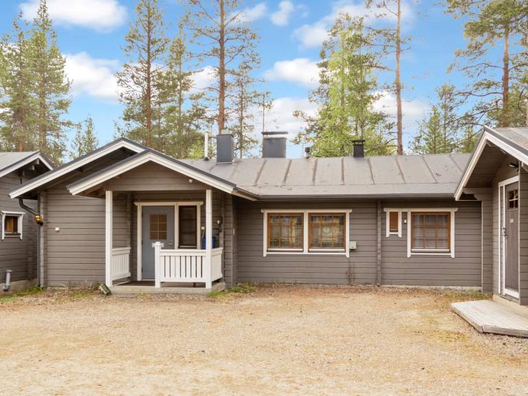 Vacation home with sauna & patio — photo 5