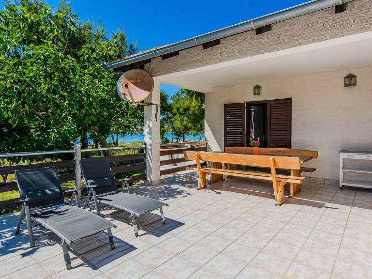 Vacation home with terrace, yard & grill — photo 2