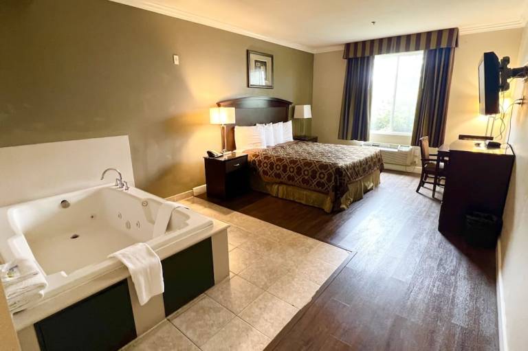 Harbor Inn & Suites