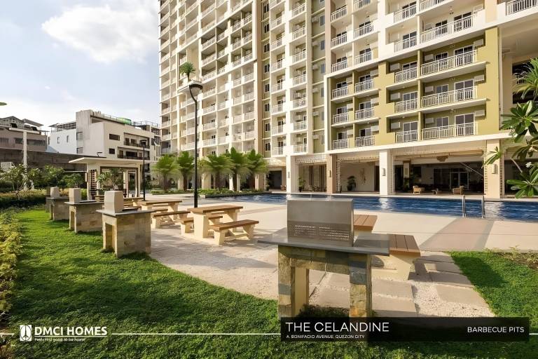 Apartment with yard, barbecue & pool — photo 4