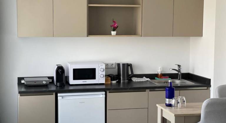 Lovely serviced apartment with patio | Pet-friendly — photo 5