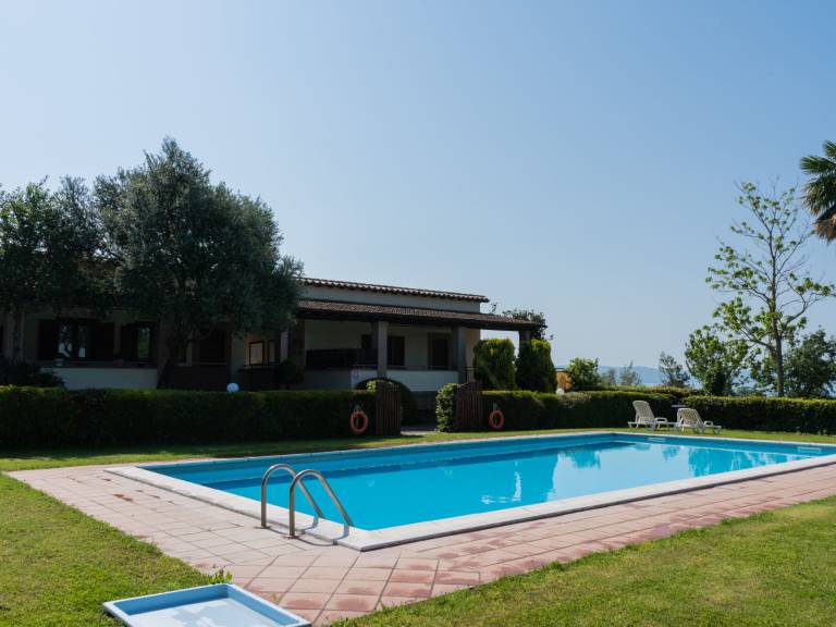 Vacation home with pool, patio & BBQ — photo 3