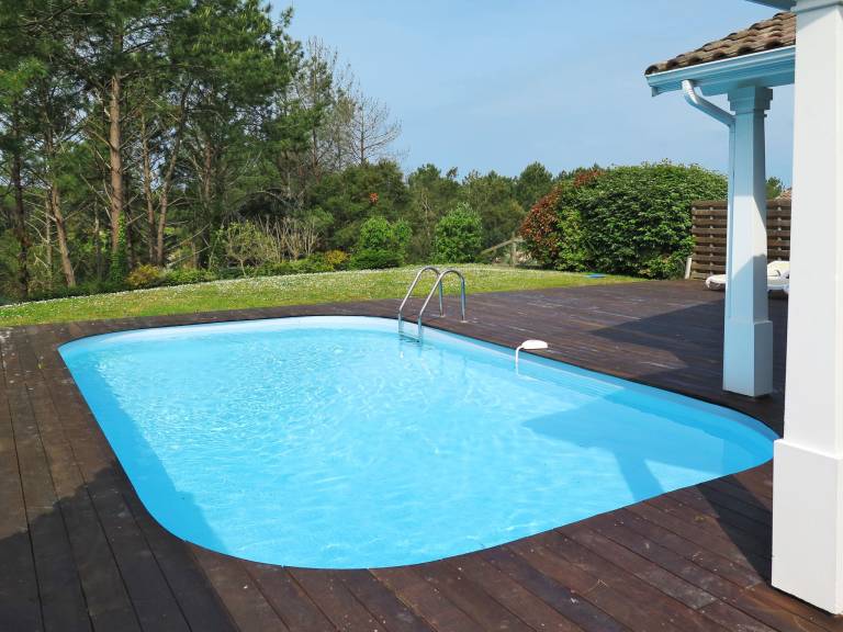 Vacation home with patio, garden & private pool | Pets allowed — photo 2