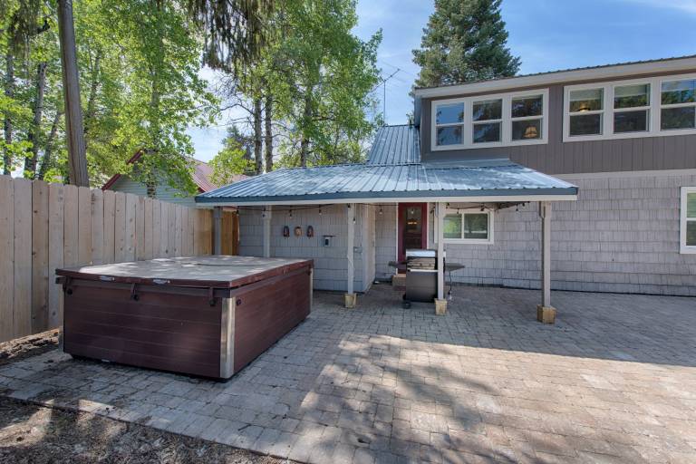 Park Street Cottage - downtown, fenced yard, hot tub - walk to Lake, restaurants, bars, & shopping — photo 5