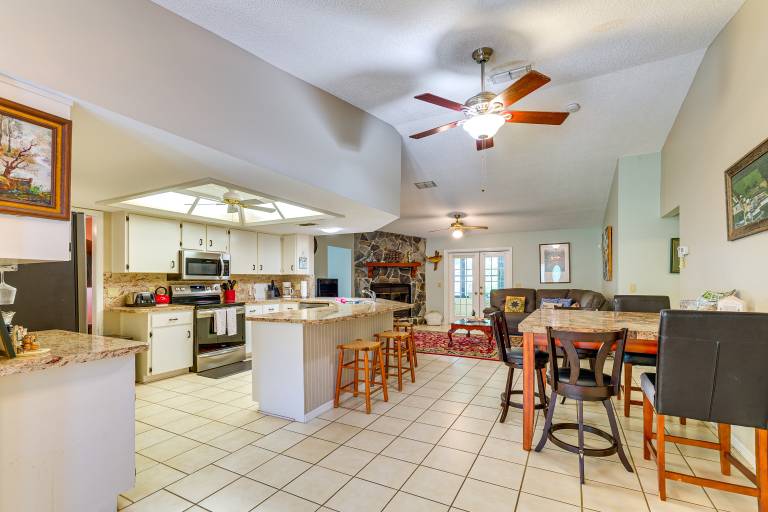 Waterfront Deck & Private Dock! Rainbow River Home — photo 4