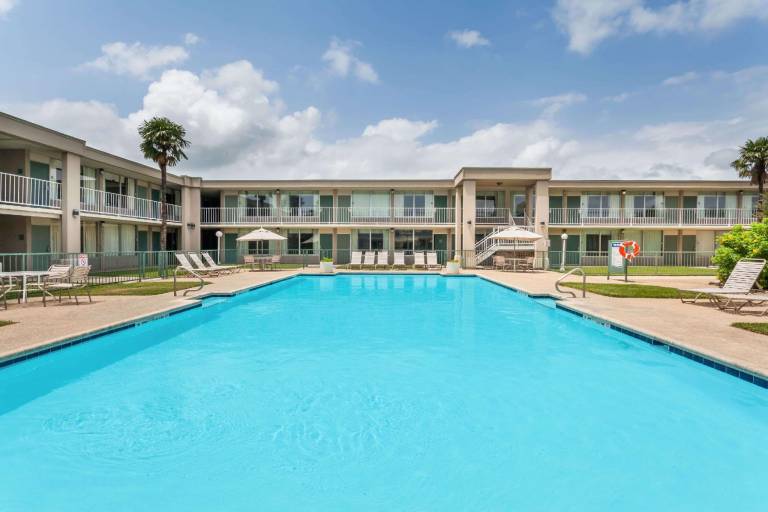 Days Inn by Wyndham Seguin TX — photo 2