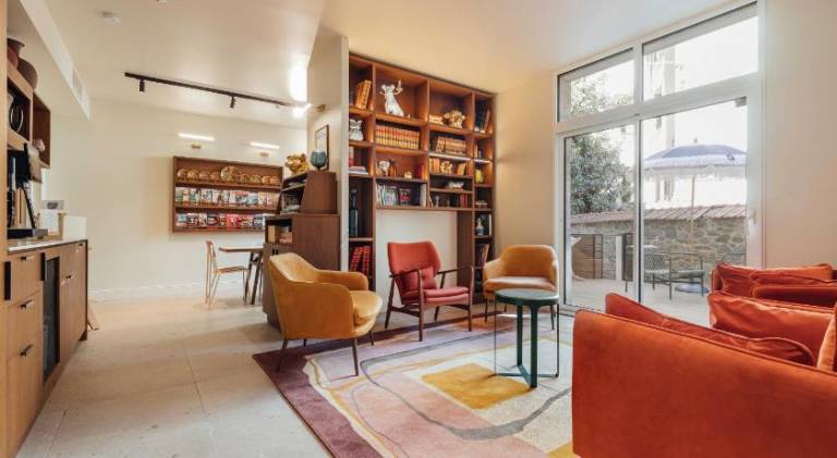 Charming serviced apartment with patio | Pet-friendly — photo 2