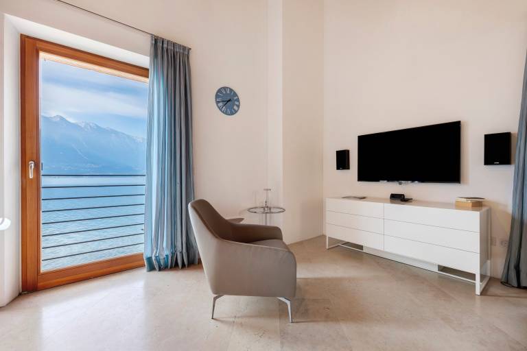 Apartment with yard, sauna & jacuzzi | Garden view — photo 2