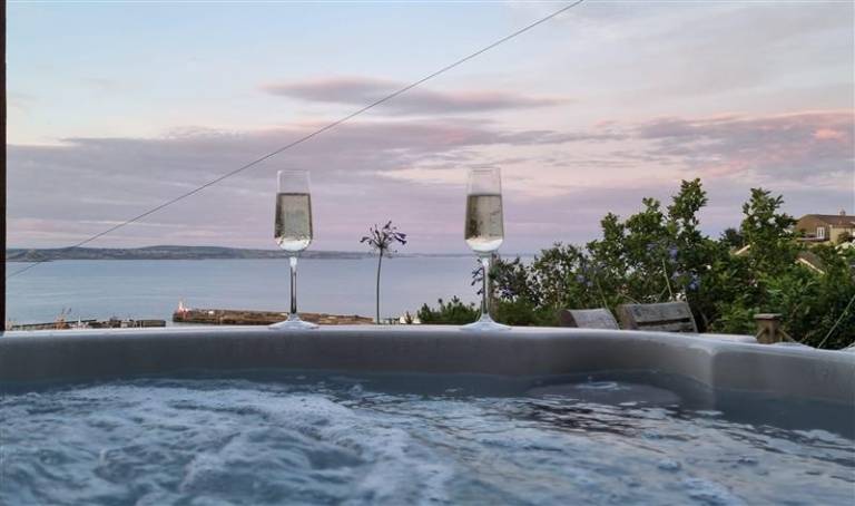 Cottage with yard, jacuzzi & grill — photo 2