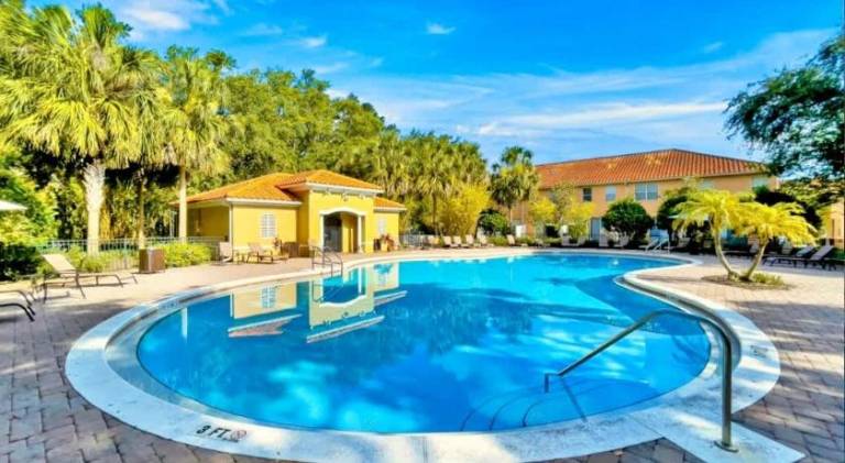 Vacation home with pool — photo 5