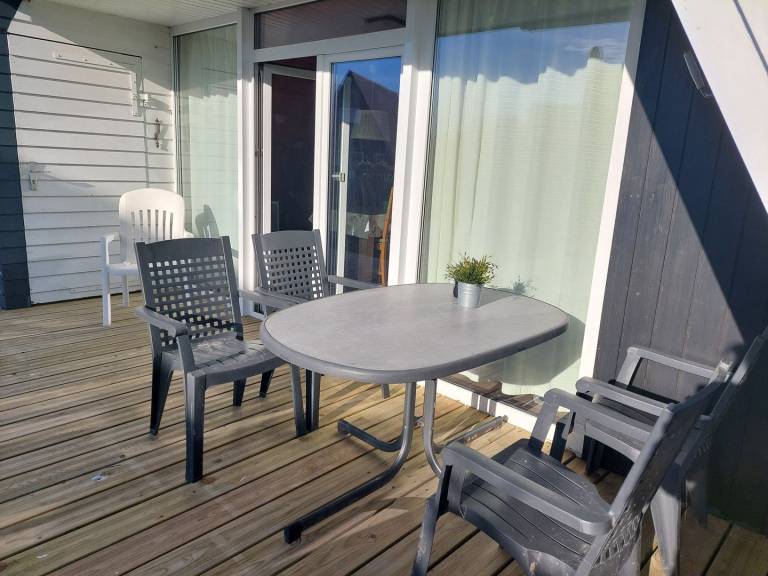 Das Nurdachhaus liegt im Ferienpark Fedderwardersiel. Ganzjährige Vermietung. — photo 2
