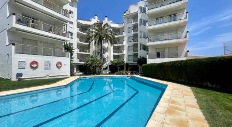Apartment with pool — photo 3