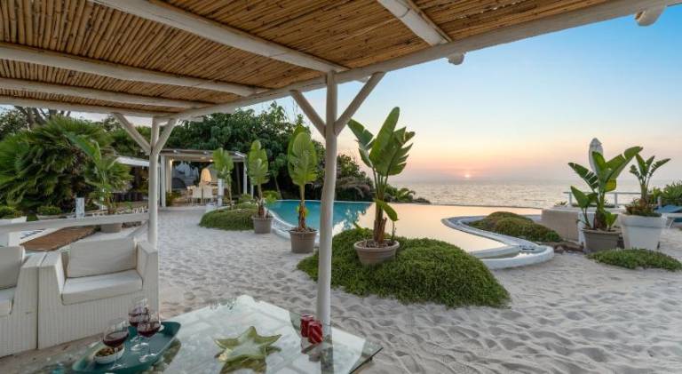 Ample villa with pool & hot tub | Suitable for remote work | Dogs allowed — photo 5