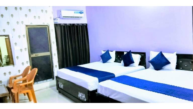 Holiday apartment with terrace | Pets allowed in Ayodhya
