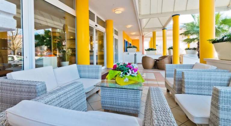 Serviced apartment with pool, terrace & garden — photo 4