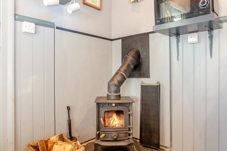 Cottage with barbeque & yard | Pets allowed — photo 4