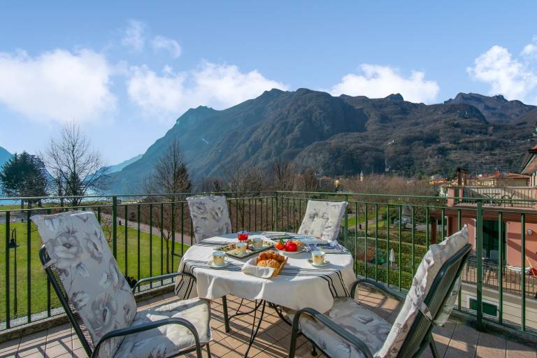 Children-friendly holiday apartment with terrace, garden & grill | Lake view | Next to the beach | Dogs allowed in Porlezza