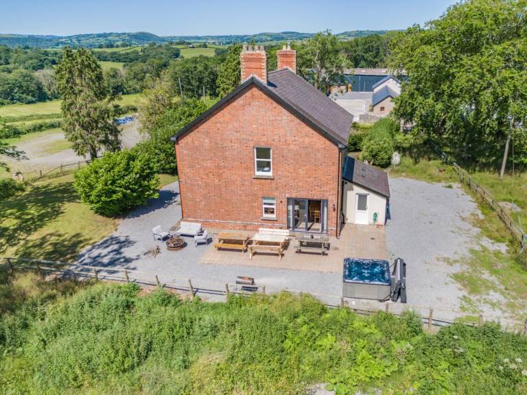 Family-oriented cottage with BBQ, jacuzzi & yard | Dogs allowed — photo 2