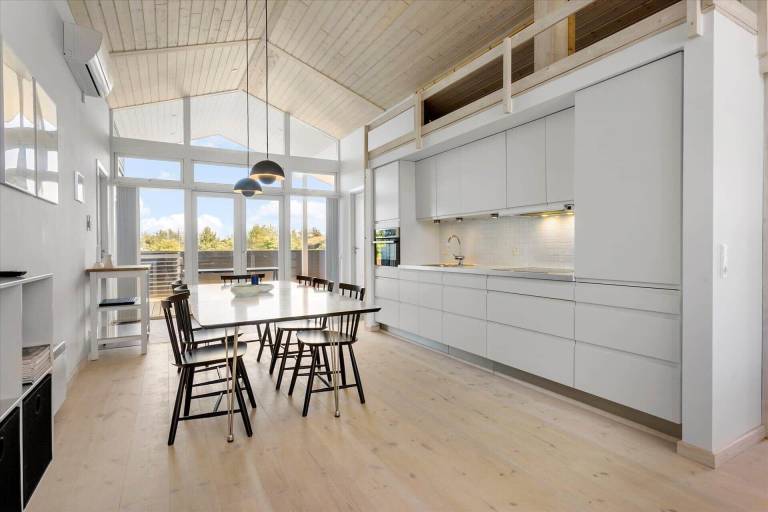 Vacation home with jacuzzi, sauna & patio — photo 3