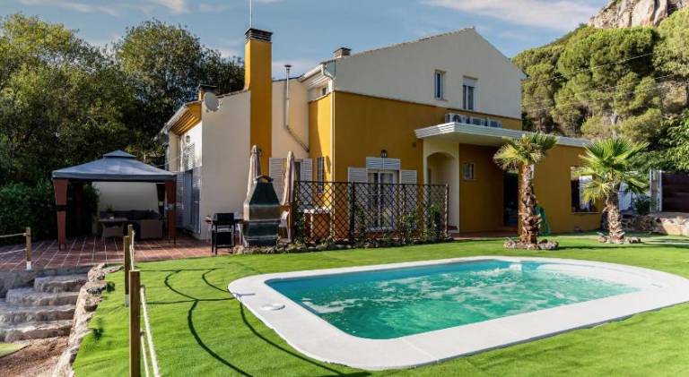 Vacation home with barbecue, yard & private pool — photo 3