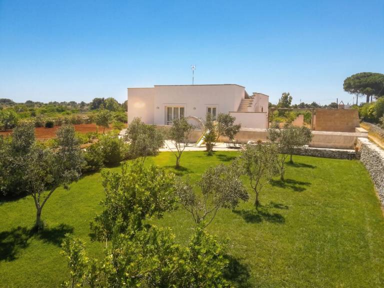 Villa with garden — photo 4