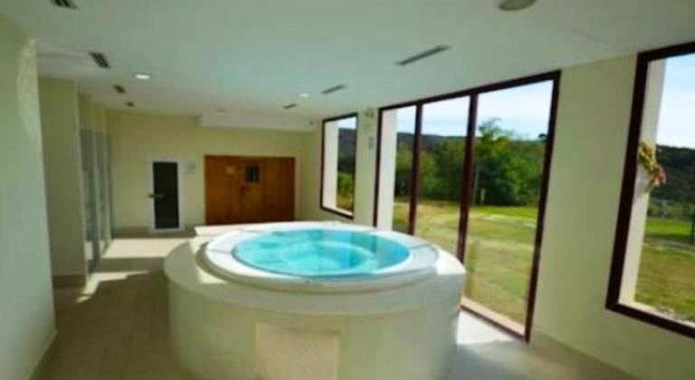 Fully equipped beautiful rental apartment with yard, heated pool & barbecue | Dogs allowed — photo 4