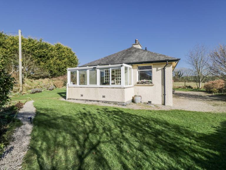 Cottage with garden — photo 4