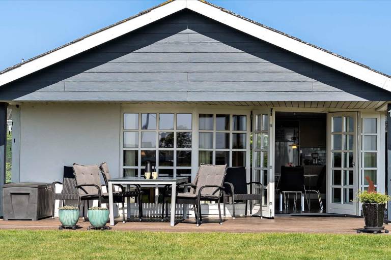 Vacation home with patio & garden — photo 3