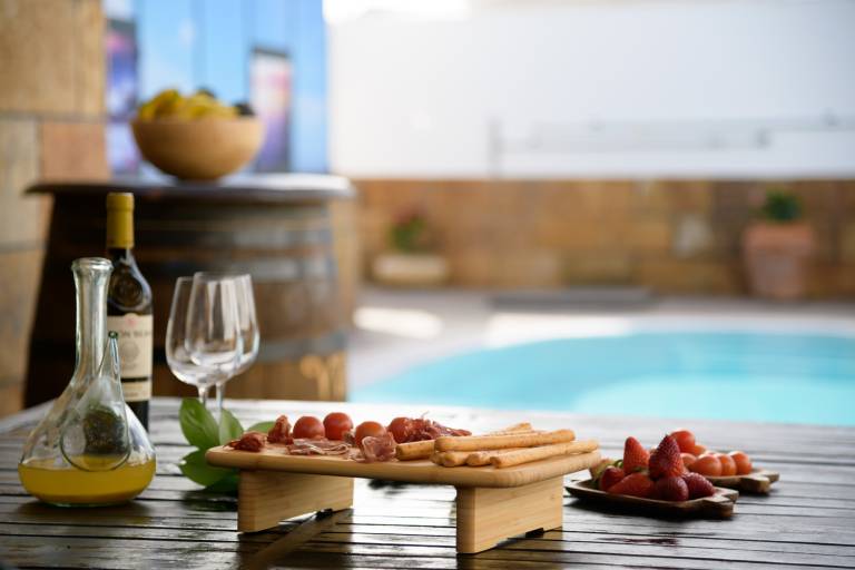 Vacation home with patio, BBQ & private pool — photo 4
