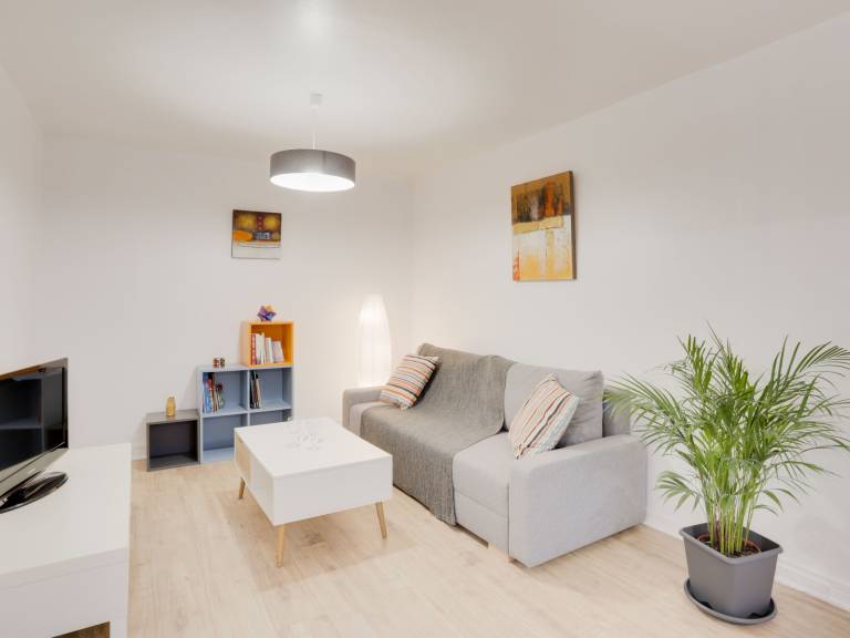 Apartment with BBQ, terrace & yard — photo 3