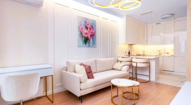 Luxury Riverside Apartment with Netflix, PrimeTV, EV Parking and 1Gbps WiFi — photo 2