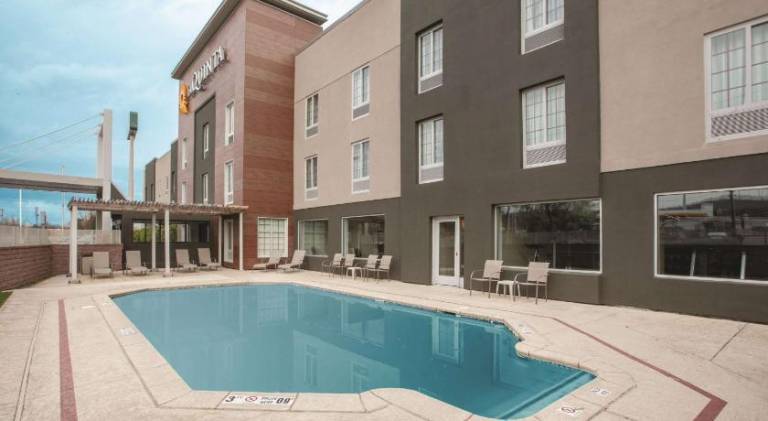 La Quinta Inn & Suites by Wyndham New Cumberland-Harrisburg — photo 4