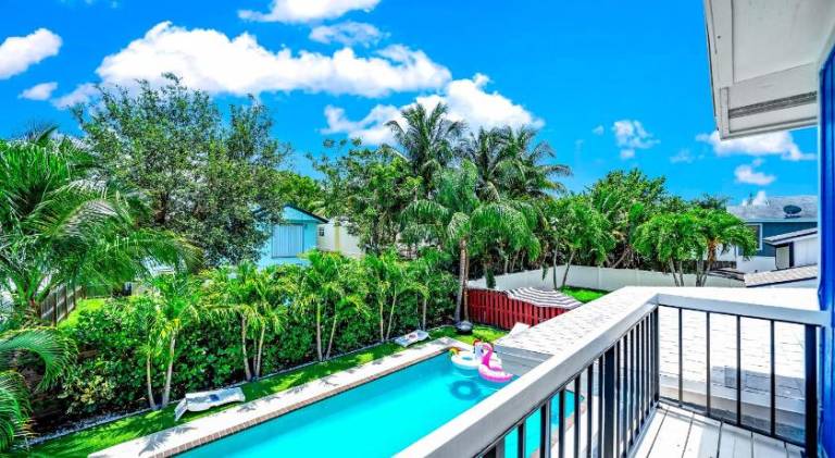 Vacation home with pool — photo 4