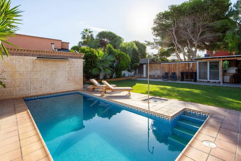 Holiday apartment with barbecue, terrace & pool | Garden view | Next to the beach | Pets are welcome in Almeria