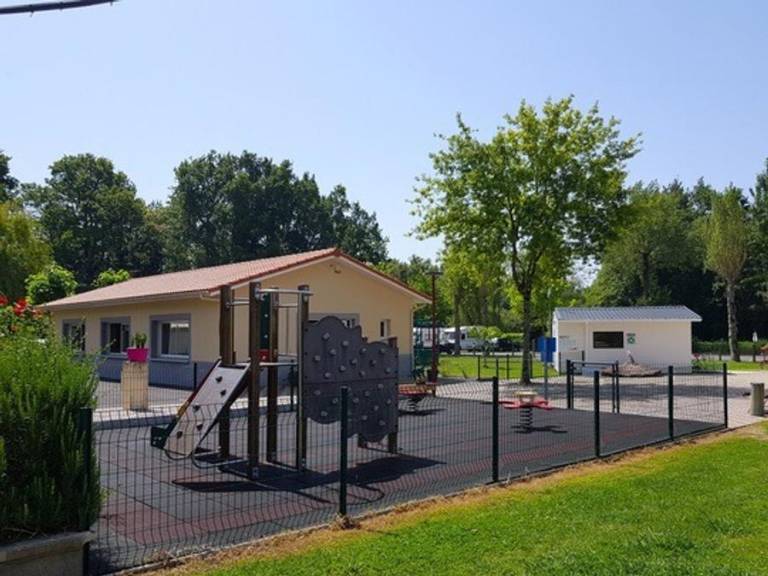 Beautiful mobile home with pool & patio | Pets are welcome — photo 3
